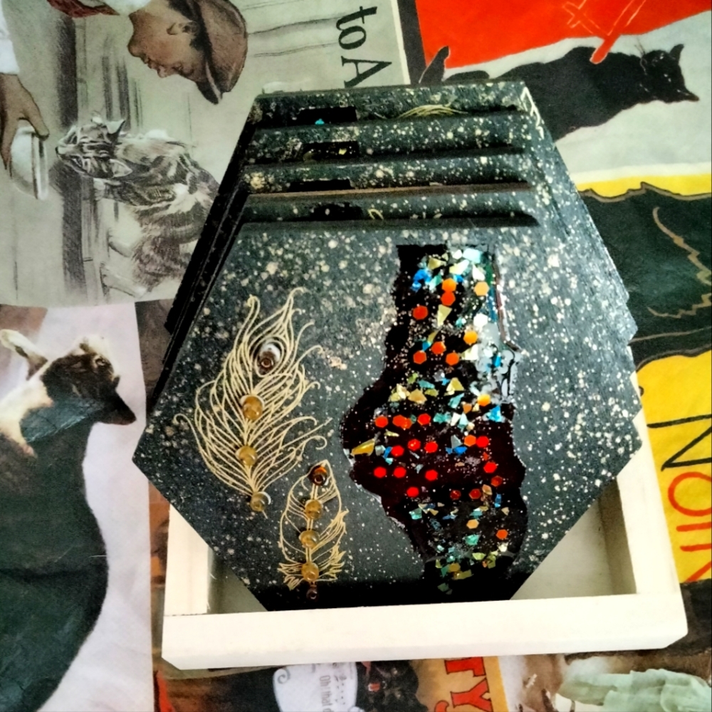 Set of 4 Golden Feather themed 🪶 coasters w/ tray 📥